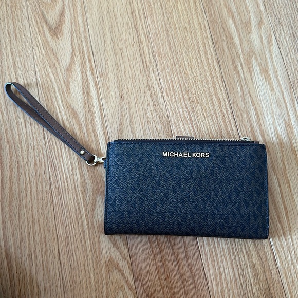 Michael Kors Wristlet - Picture 1 of 3